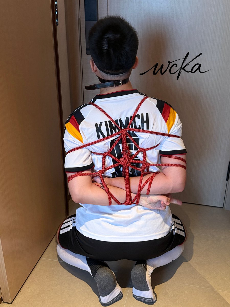 cka_w64495's tweet photo. 【德国足球小将】
白天在实验室当科研小狗@yudog2177354 晚上在酒店穿着足球服当主人的小狗 开始的还充满傲气给我比中指的足球小将 最后变成只会哼唧唧的骚狗
（顺便问问有没有大佬可以指点绳艺🥹） https://t.co/bIlU8jzj8Y