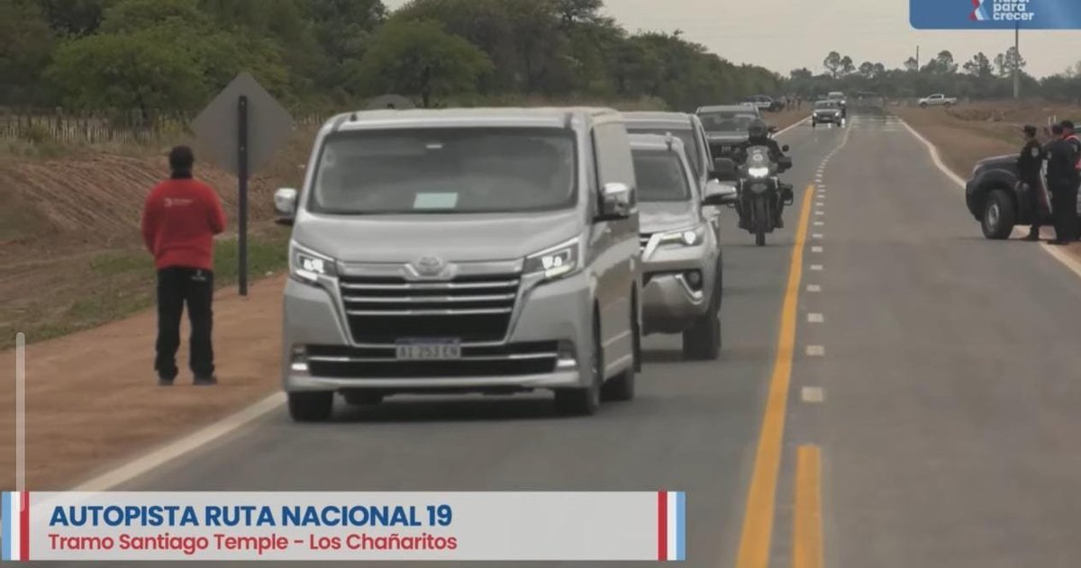 LaVonHayek's tweet photo. La comitiva de @MartinLlaryora , todos los autos con Starlink, o sea digamos, usa lo que pretende derogar. https://t.co/WrCNFnp3iN