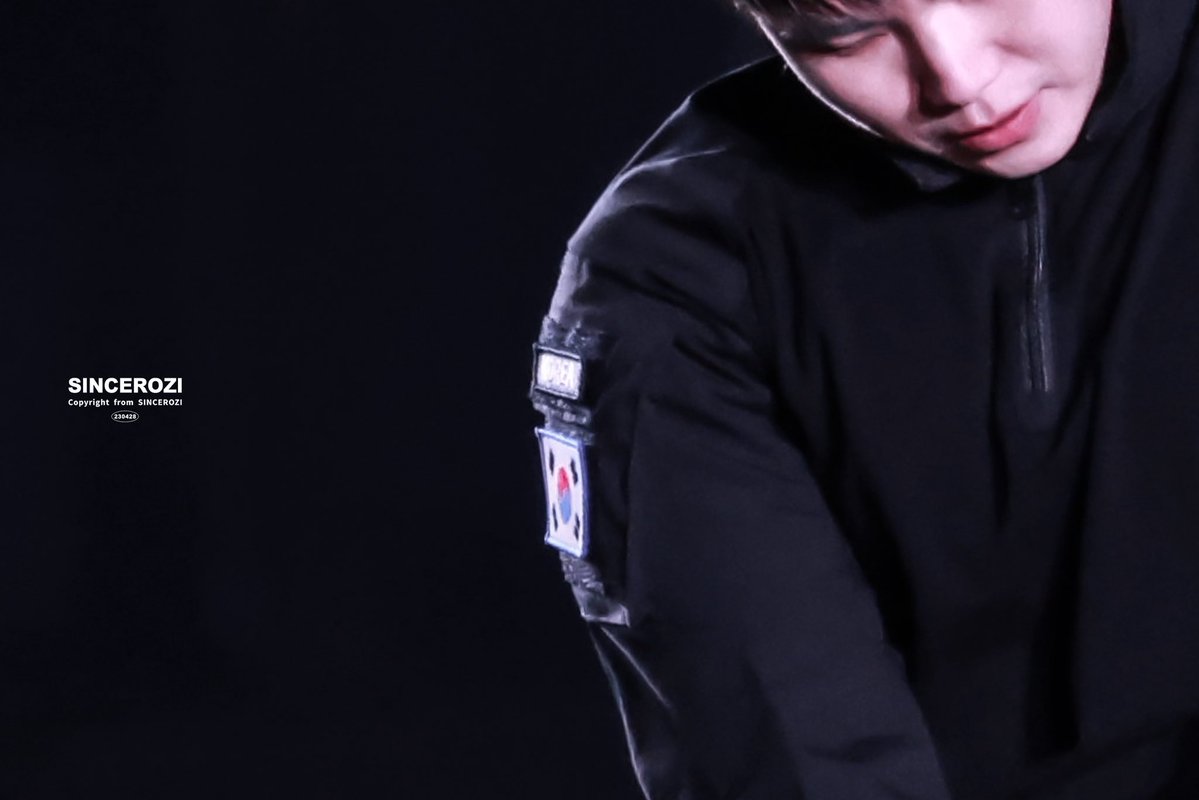 sincerozi's tweet photo. 261001 지상군 페스티벌

#우지 #WOOZI #ウジ #이지훈 #세븐틴 https://t.co/a4LuLSmlfQ