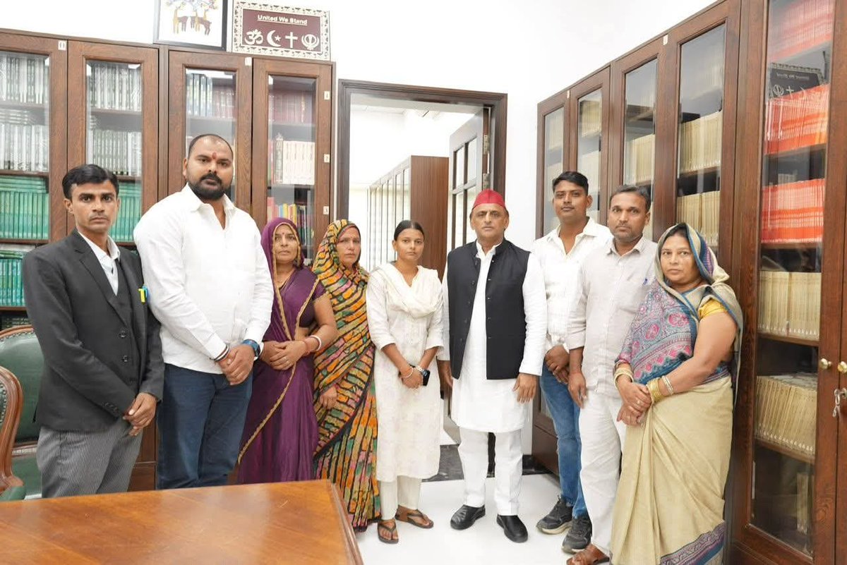 KAMESHKUMAR96's tweet photo. देवरिया प्रेमचंद यादव की पत्नी प्रेमशिला ने अखिलेश यादव से कराई मुलाकात, दोनों परिवारों को मिली ₹1-1 लाख की मदद

देवरिया हत्याकांड एक बार फिर चर्चा में है। हत्याकांड में मारे गए स्वर्गीय प्रेमचंद यादव की पत्नी प्रेमशिला यादव ने देवरिया जेल में बंद नवनाथ मिश्रा और अनरुद्ध यादव के परिजनों ने पूर्व मुख्यमंत्री एवं समाजवादी पार्टी के राष्ट्रीय अध्यक्ष अखिलेश यादव से मुलाकात की है।

इस दौरान दोनों परिवारों को एक-एक लाख रुपये की आर्थिक सहायता सपा सुप्रीमो ने की है।