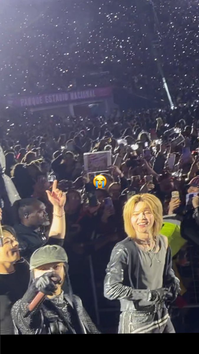 n0vavest's tweet photo. @ggukhem Jhope en la caminata me apunto porq me vio con peluca 😭😭 https://t.co/jUh3W6YFZK