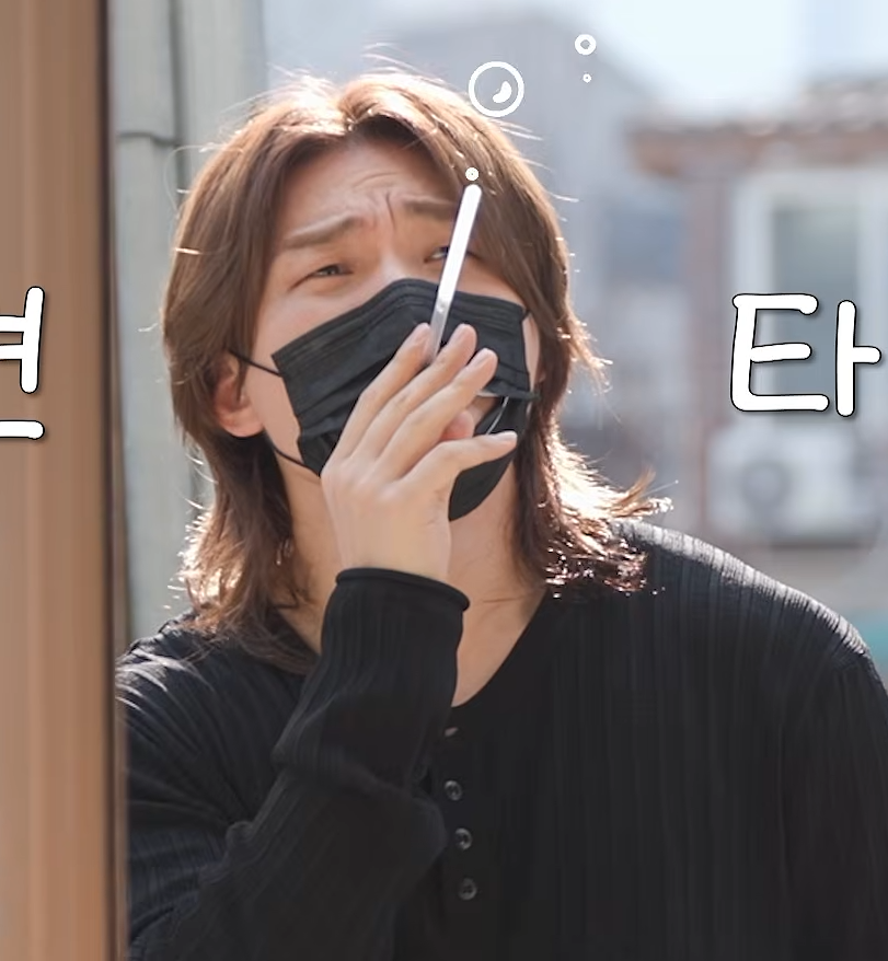 ABlooChii's tweet photo. A compilation Daesung holding random stuff as cigarettes🤭
I vote for #BIGBANG for #2026MAMAVOTE 🫶♥ https://t.co/cPbFfZaEIY
