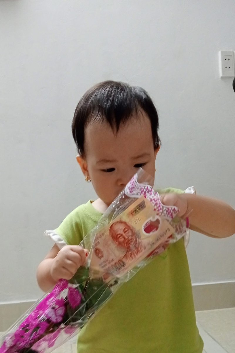 duongngochb's tweet photo. Ồi quà đặc biệt quá! 
Bạn Kem cầm bó hoa tặng  bà nội nhân ngày 20‑10 đây 😍
Bà xúc động quá. 🥰 https://t.co/fZDyQ1u1jR