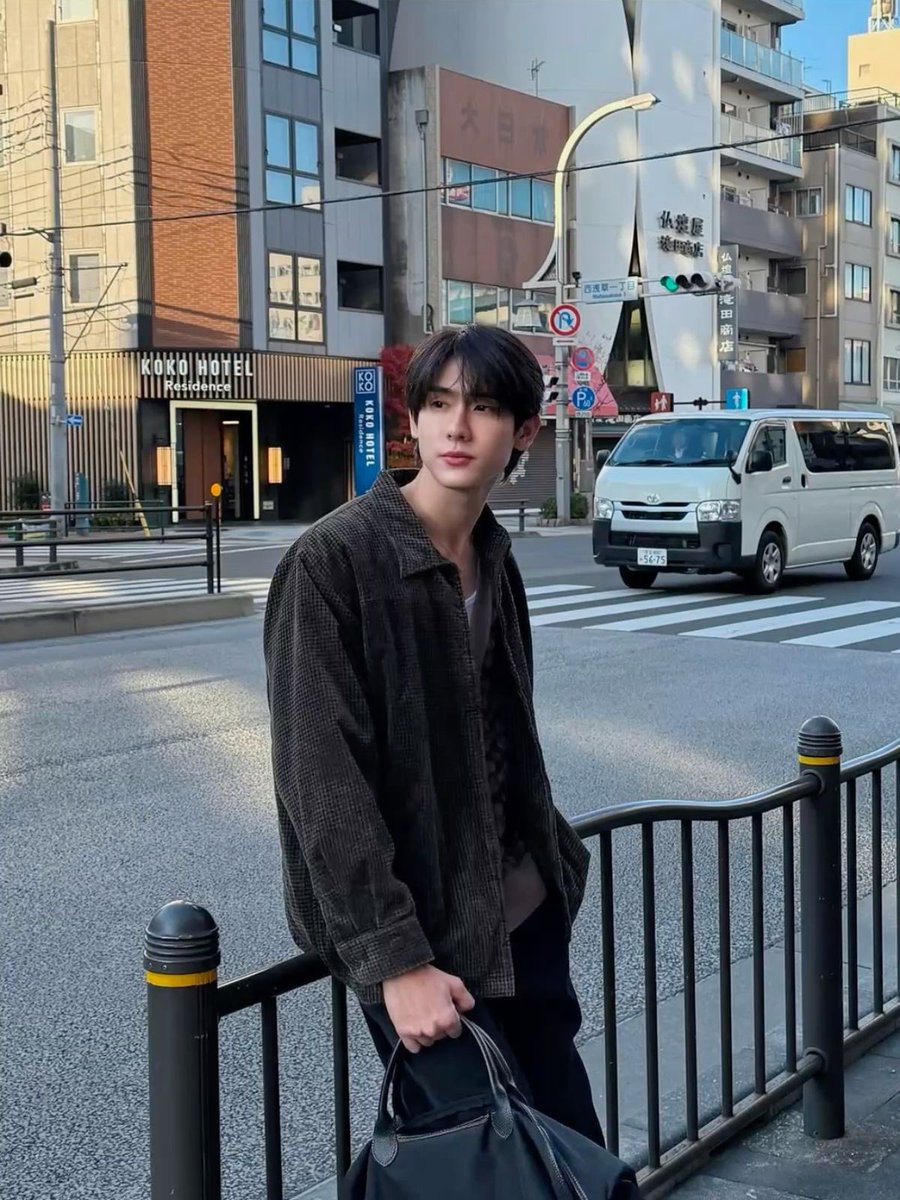 MOSHIMXX's tweet photo. จริงๆแล้ว กษิบุ๊ค เป็นคนหล่อนะ หล่อมากๆๆๆเลยแหละ นี่พูดกับเพื่อนตลอด ว่าตัวจริงหล่อมาก แต่มันติดตรงบุ๊คหน้าหวาน ตาใส ตาแป๋ว และการทำตัวบ๊องๆ มันเลยทำให้ติดมองว่าน่ารักมาตลอดและตลอดไป 🫪 https://t.co/E1LHxjk19K