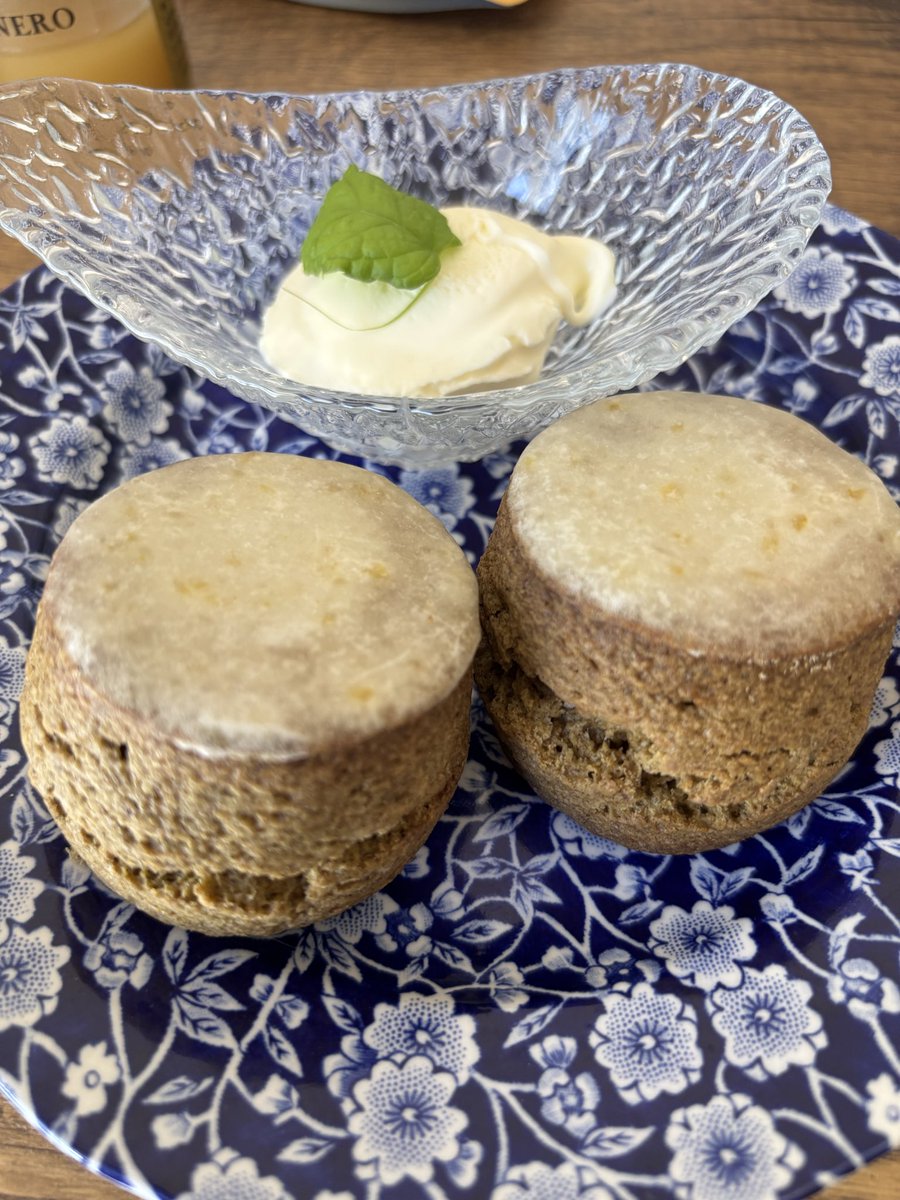 s_victorian's tweet photo. 葉々屋
◾️檸檬紅茶(ニルギリレモンティー)スコーン
紅茶専門店が作る本物の「紅茶のスコーン」
上質なニルギリ紅茶の茶葉を練り込み、淡路島産のレモンを皮ごと使用したさっぱりとした風味と滑らかな自慢の紅茶スコーン
#食レポ
#葉々屋
#scone https://t.co/hWKzF39dje