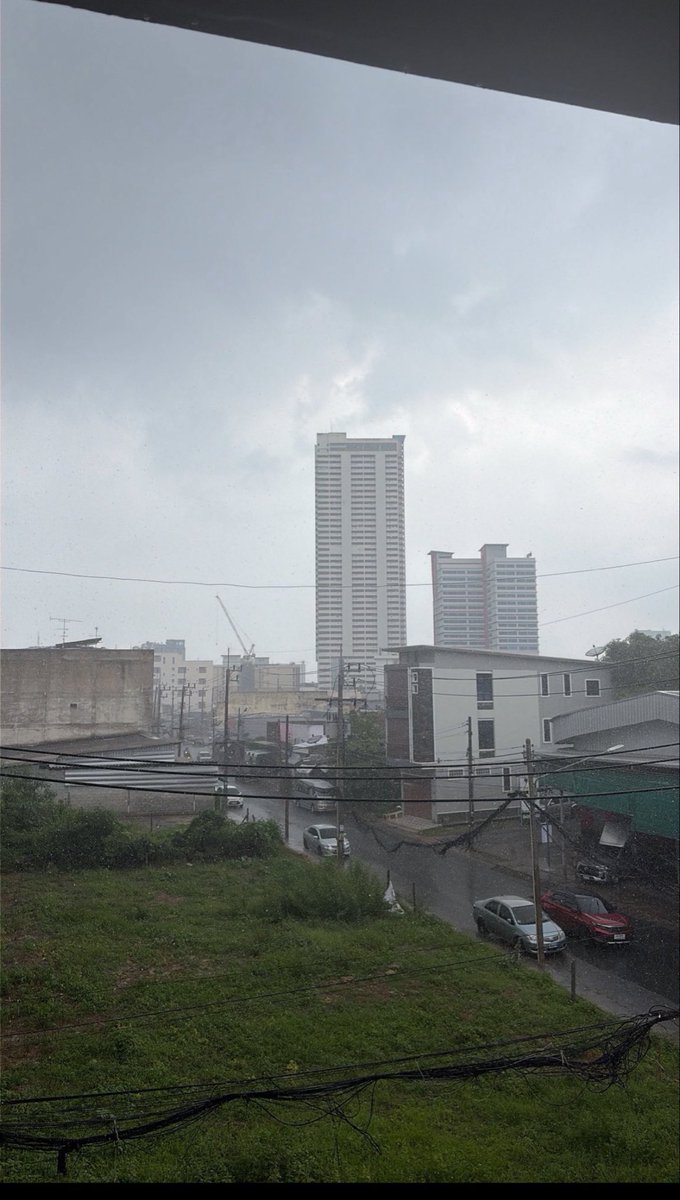 Kankeo43's tweet photo. วันนี้วันพฤหัส 15 ตุลา ตอนเที่ยง เวลา 12:12 น. 

ในเมืองหาดใหญ่ฝนตกอีกแล้ว เพื่อนเพื่อนคน

ไหนเดินทางไปไหนระมัดระวังด้วยขับรถดีดีอย่า

ลืมเสื้อกันฝนนะ ⛈️☺️ ฝนตกหนักมากเลย https://t.co/HF98Lp9erM