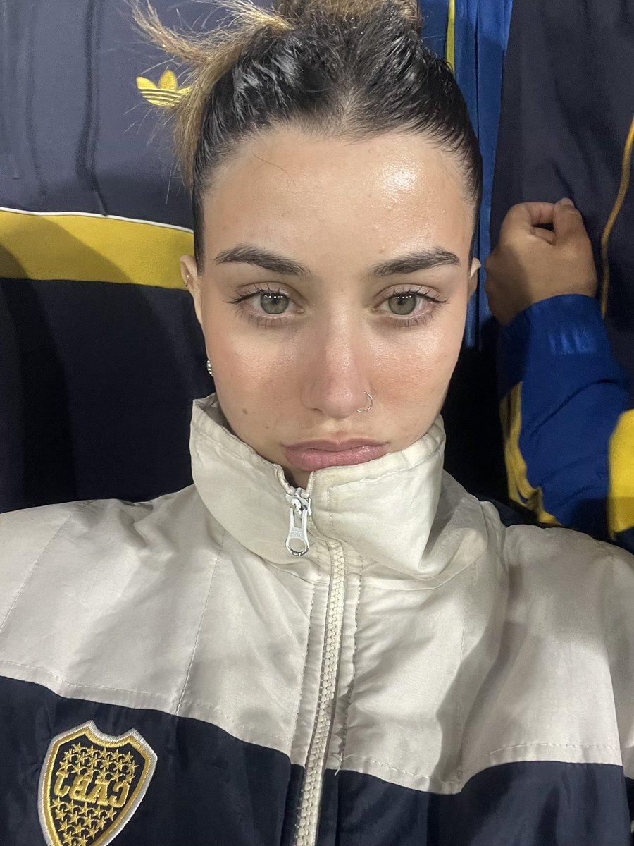 zoefoglino's tweet photo. desde ayer que no puedo dejar de ver mi frente de 5 metros y le pedi a la ia que me haga flequillo que opina la bandurria https://t.co/rIhPoaJNsr