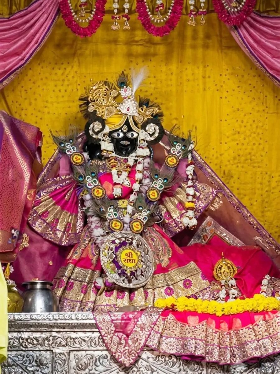 reshu1418's tweet photo. 15/10/2026 के ठाकुर जी महाराज के मनमोहक श्रृंगार दर्शन ❤🧿
.
.
.
.
.
.
Radhey Radhey 🪷🙏🏻 https://t.co/FGWsatqIIT