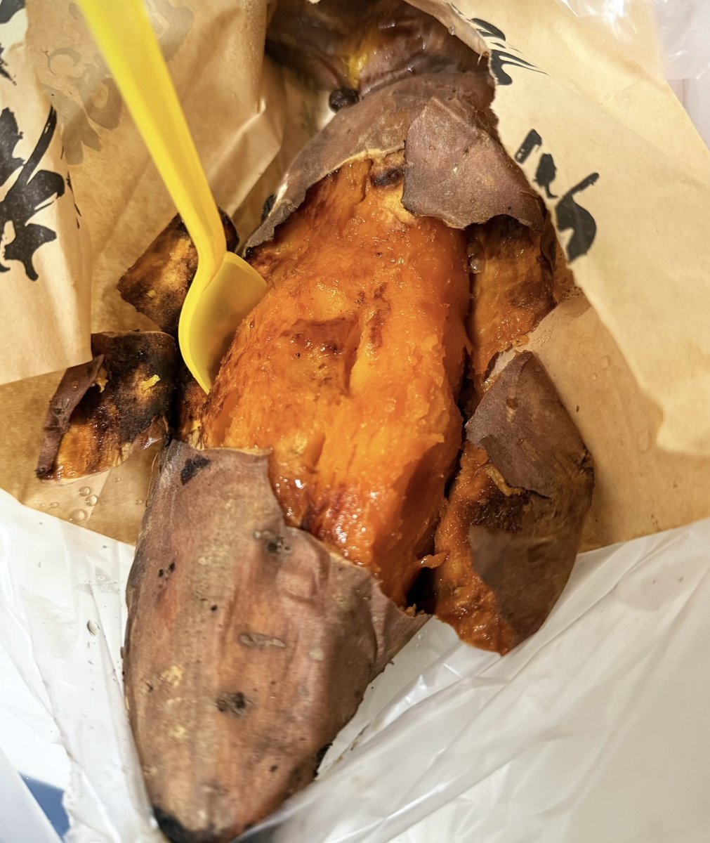 hs040115's tweet photo. 该吃烤红薯啦 🍠  #烤红薯 #冬天 #互关 #互赞 https://t.co/bycVtWlN7J