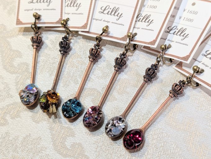 abilletage's tweet photo. 【商品紹介】
10月ピックアップブランド:Lilly
@nekolilly

◇宝石スプーンピアス・イヤリング(王冠アンティークゴールド)
¥1,650-
🛒🔗https://t.co/lNhRUvPDch

ビジューをすくい取ったようなスプーン型のピアスやイヤリング、１本のお値段です。

🌟イヤリング⇔ピアス変更可能

《お取り扱いは10/31まで》