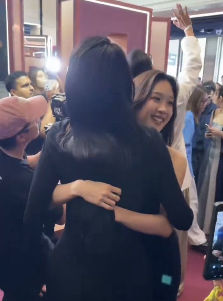 AtomiMFaye's tweet photo. Look at how Atom automatically covers Faye’s back. It’s the little details for me! 😭🥰

FAYEATOM PATRICK TA BEAUTY
#PATRICKTAxFayeAtom https://t.co/s8L7g11Ran