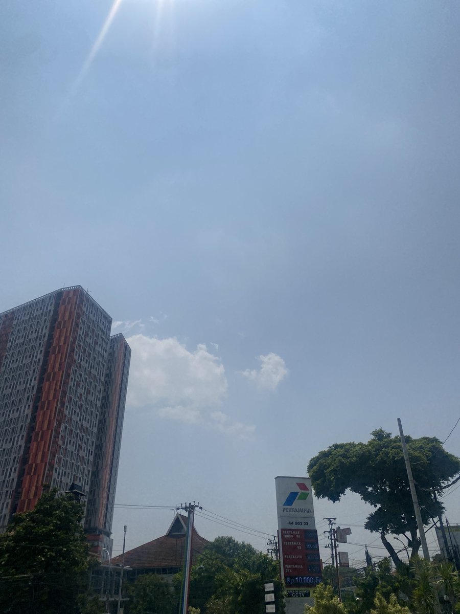 feroeaz's tweet photo. kuat kuatan ngantri bensin di siang hari semarang adalah hal tolol anjing https://t.co/JExwlF0wZp