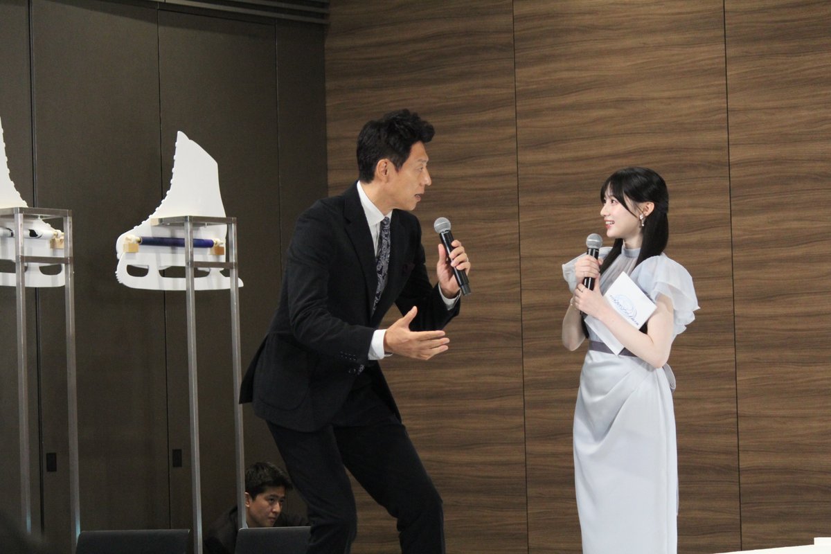 TheAnswerFigure's tweet photo. #フィギュアスケート 新シーズン会見⛸

司会進行は松岡修造さん、乃木坂46の川﨑桜さんが務めました🎤

松岡さんはいつもの前傾姿勢🎾

#松岡修造 #川﨑桜 #乃木坂46

【写真：編集部】 https://t.co/UIzN2iTkNV