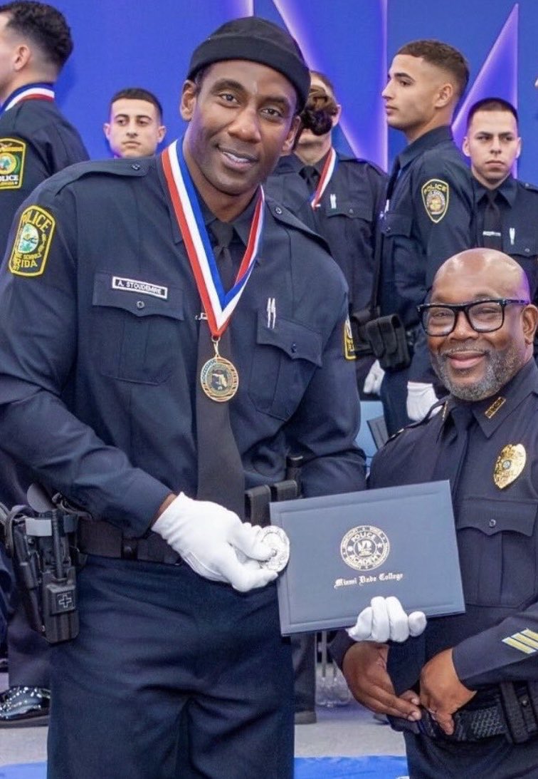 SaycheeseDGTL's tweet photo. Amar’e Stoudemire has graduated from the police academy and will serve for the Miami- Dade police Department.

He didn't want special treatment because of his status. He completed the same training as his classmates. 10 months. 848 hours. https://t.co/hqWePtAl5y