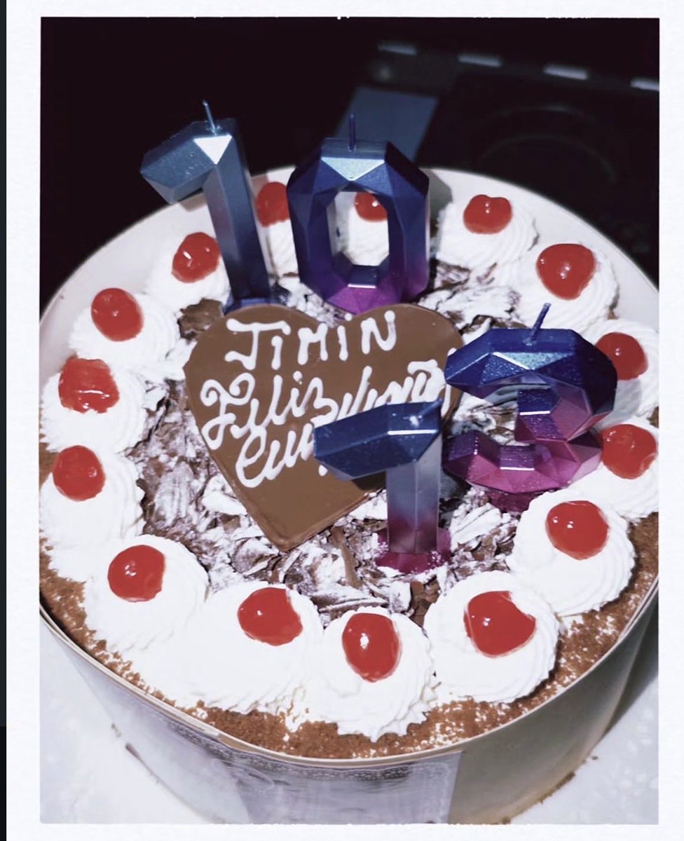 jhopegs's tweet photo. me encanta que donde le mandaron a hacer la torta dice “jimin feliz cumpleaños” acá ningún afternoon ni ningún hello https://t.co/mTyl6PGAM0