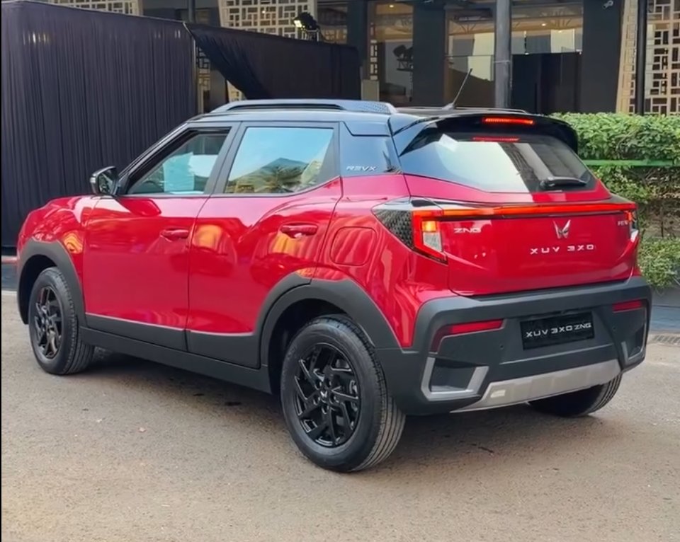 MotorOctane's tweet photo. Mahindra XUV 3XO ZNG (CNG) Launched!

-> Launched @ Rs. 9.99 lakh (ex-showroom)

-> Price Range: Rs. 9.99 lakh - 12.27 lakh (ex-showroom)

-> Price Range: Rs. 11.40 lakh - 14.20 lakh (on-road)

-> 4 variants: MX1 Edge, RevX Edge (O), AX5, RevX A

-> Manual only

-> Underbody dual-tank configuration

-> 1.2L 3-CYL turbo-petrol (MPFi)

-> 110 bhp | 200 Nm (in both petrol & CNG mode)

-> 3rd sub-4m CNG SUV, after Nexon & Brezza