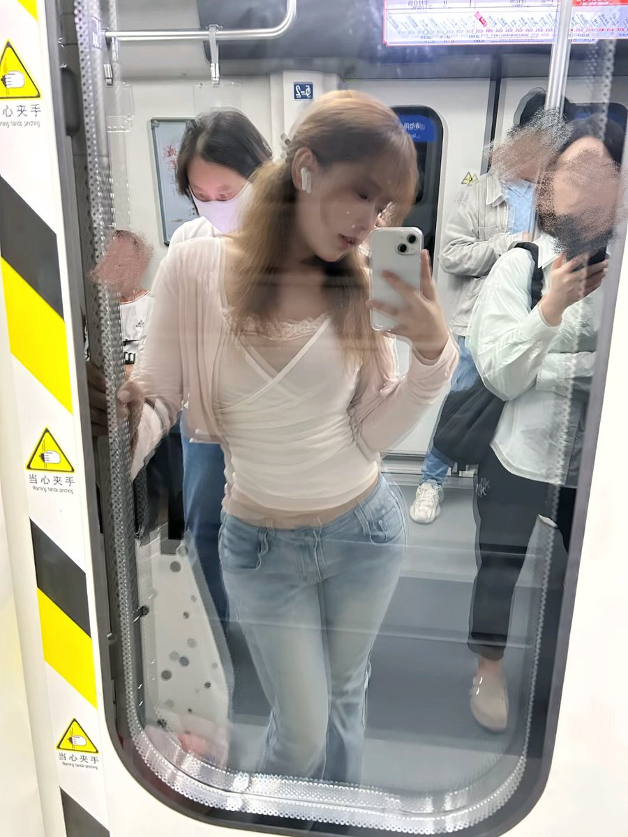 sma3il77's tweet photo. 每天上下班挤地铁确实够累的啦... https://t.co/tZZlujKM5I