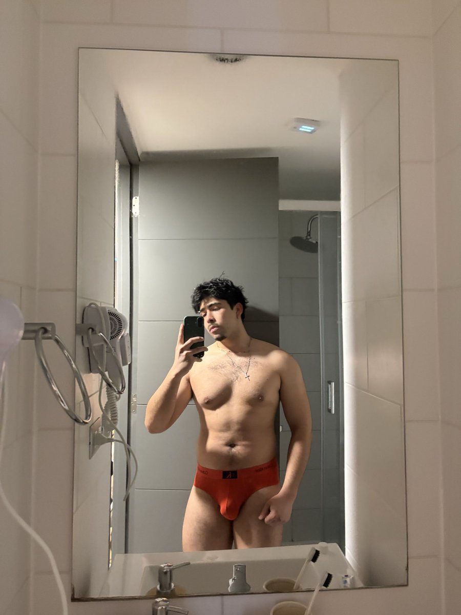 J_joaco_'s tweet photo. Do you like red? ❤️ https://t.co/SnilR7Qiy5
