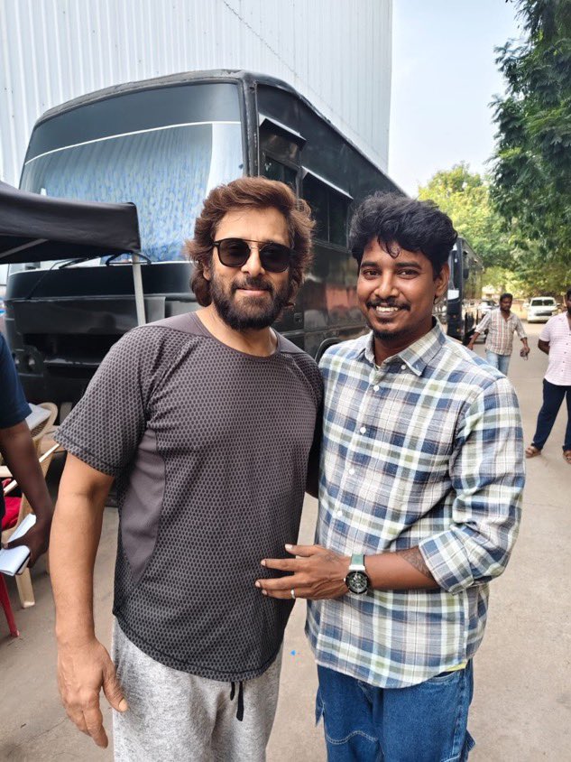 chiyaanarchives's tweet photo. Chiyaan with his fan, @Udhay_uk_cool. 🫶🏻
Such a lovely moment! 
@chiyaan #ChiyaanVikram https://t.co/Bfrk8vVOJp