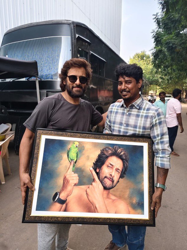 chiyaanarchives's tweet photo. Chiyaan with his fan, @Udhay_uk_cool. 🫶🏻
Such a lovely moment! 
@chiyaan #ChiyaanVikram https://t.co/Bfrk8vVOJp