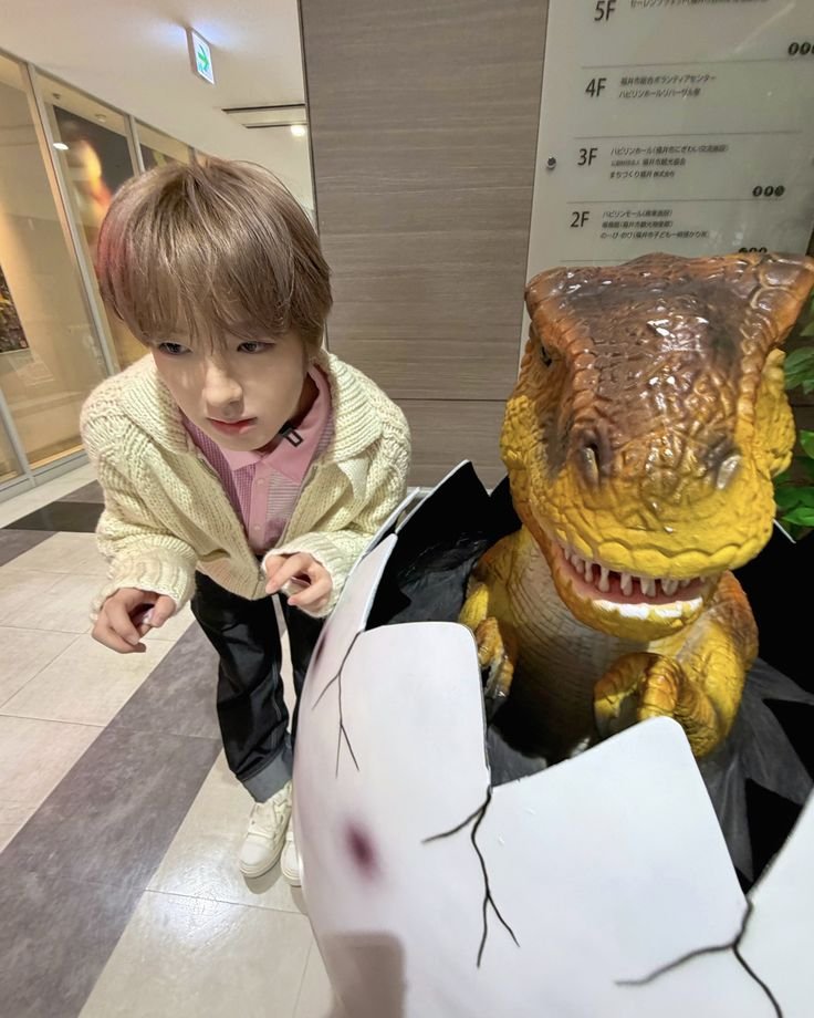 kasam466241's tweet photo. 조형물이랑 같이 사진 찍어야 하는 타입 笑 https://t.co/fvXlnbvmye
