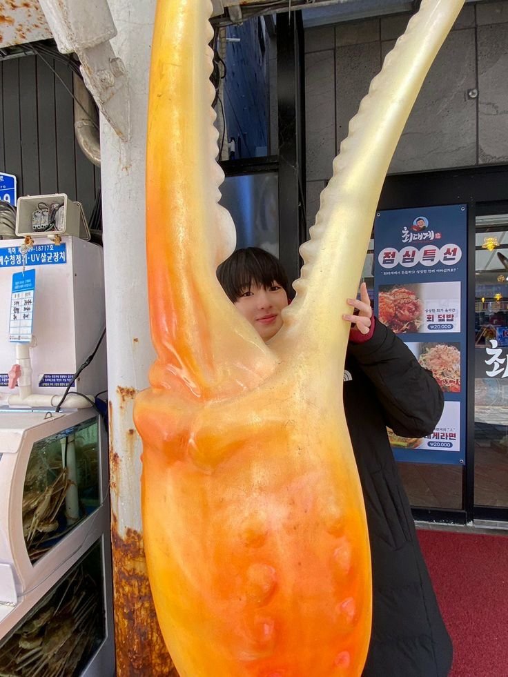 kasam466241's tweet photo. 조형물이랑 같이 사진 찍어야 하는 타입 笑 https://t.co/fvXlnbvmye