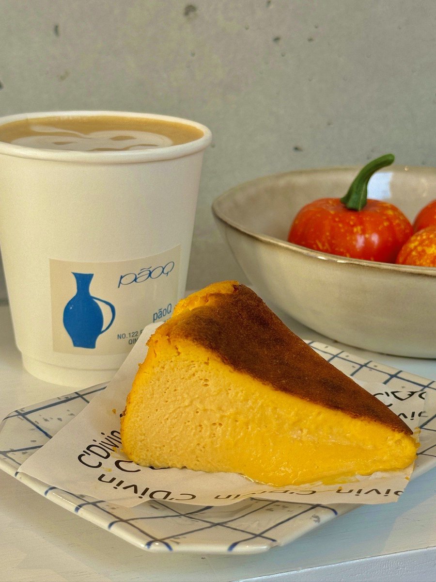 Ilovemysunhajun's tweet photo. 今日はランチで交差点のカフェで、季節限定のパンを買った。カゴに入れたら、ちょうど美味しそうな焼き色がついて、最高の出来栄えだった！ https://t.co/l55P9kjDl2