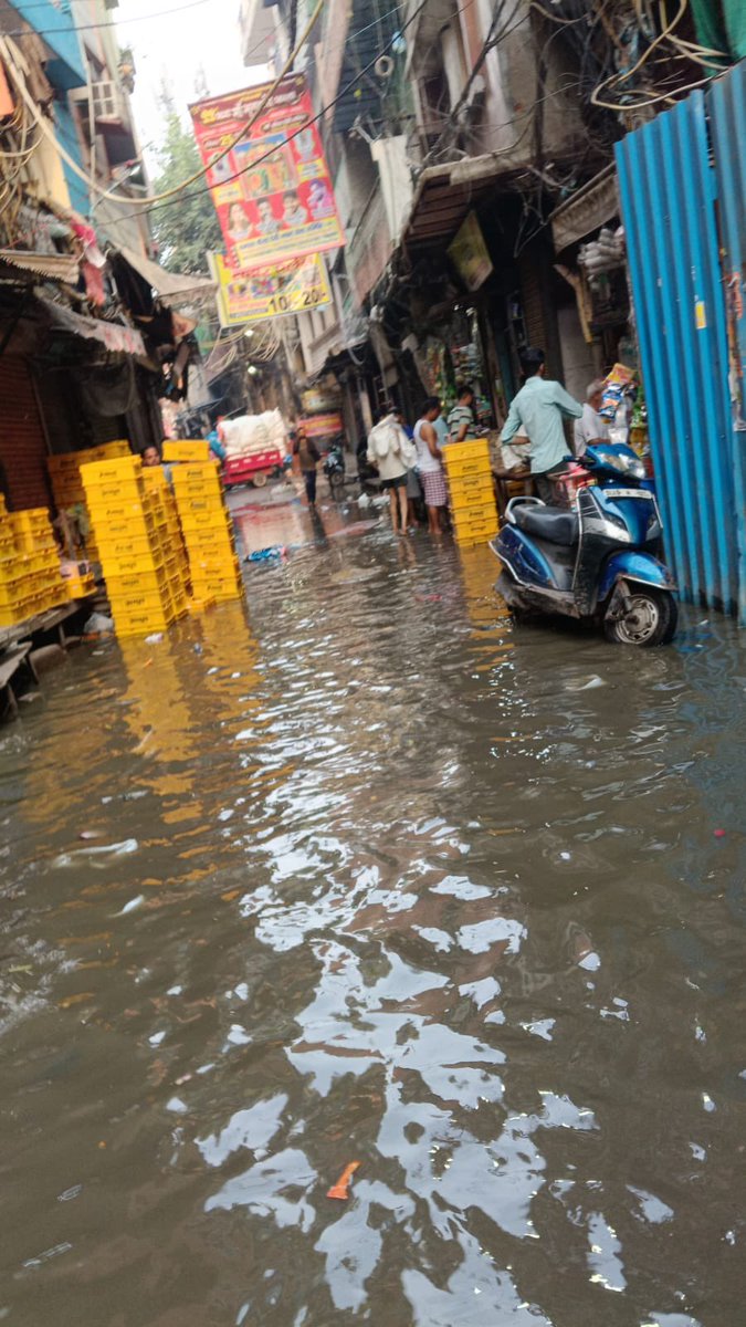 INCanilbhardwaj's tweet photo. 📍तेलीवाड़ा , सदर विधानसभा 

बिना बारिश पिछले कई दिनों से  जलभराव के कारण स्थानीय लोगो का जीवन अस्त-व्यस्त हो रखा है ।
प्रशासन नहीं ले रहा कोई सुध , सरकार भी है निष्क्रिय !
 जन समस्याओं को लेकर लापरवाह सरकार से सीधा सवाल 
कौन ज़िम्मेदार है और कब निवारण होगा ❓ https://t.co/kyIi7mehHZ
