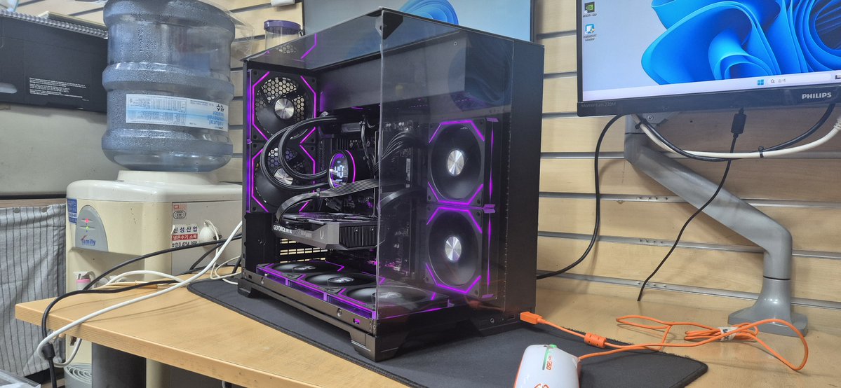 dohwicom's tweet photo. 라이젠 7800X3D+RTX 5060Ti 8GB로 구성된 280만원대 게임용 PC 출고 사진입니다

※조립비 별도※

주로 온라인 게임용으로 구매하셨으며 RGB 깔맞춤 작업도 요청하여 맞춤 후 출고하였습니다

카카오톡 오픈채팅: https://t.co/ZLbG4l3lH1
디스코드: dohwicom https://t.co/xD2hST9V5U