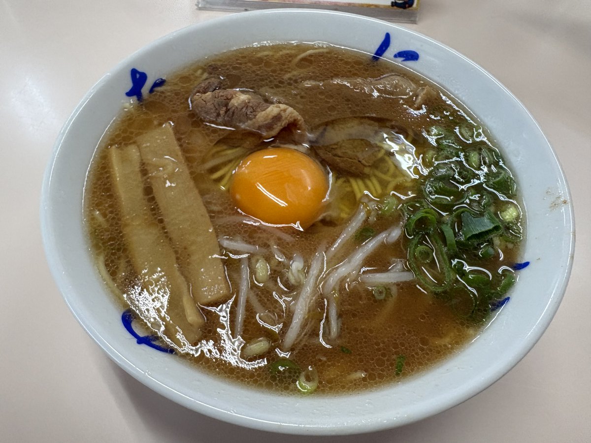 n_cross_0910's tweet photo. 第２昼ごはん
いのたにさんで徳島ラーメン
もっとドロドロしとるイメージだった！
意外とさっぱり！

チューチューチュロスカフェさん
すだちスカッシュ
チュロスと鳴門金時とアイス
口がさっぱりする！うまい！ https://t.co/yPxkTKU0FY