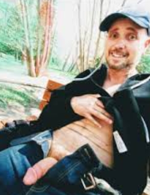 ethanhvancity1's tweet photo. got my dick out on a public park bench in the middle of the day. haha. #publicsex #ExhibicionismoPúblico #exposedfags @vancouver_gays @Exhib_PublicFun @gaypublic3 @GayAmateursProd @fagspose https://t.co/SRQ7sx0qh7