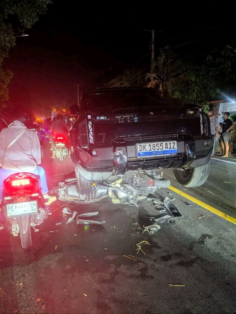 NaraSenyap's tweet photo. Langka BBM di Bali, Warga lagi Antri Bensin DiHantam Mobil Dari Belakang, 8 Motor  Ringsek, utk Korban luka dll Belum ada Update,
📍SPBU Tembles, Desa Penyaringan, Kecamatan Mendoyo Jembrana, Bali, kawasan Patung Kuda, jalur utama Denpasar-Gilimanuk.
Kamis (15/10) Dini Hari https://t.co/dmRnsXw4td