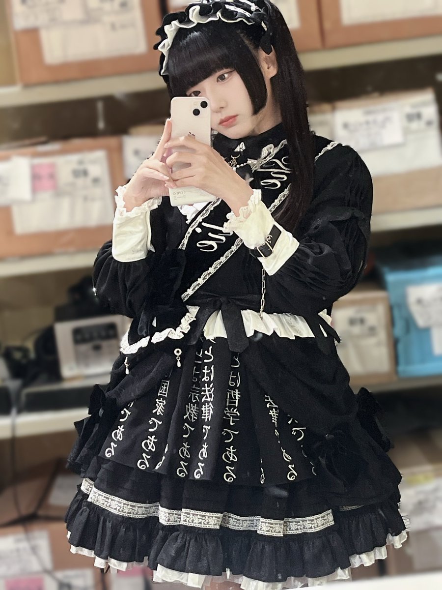 she_is_lie's tweet photo. ロリータとは哲学である
ロリータとは宗教である
ロリータとは法律である
ロリータとは国家である https://t.co/9FVa3iXCkZ