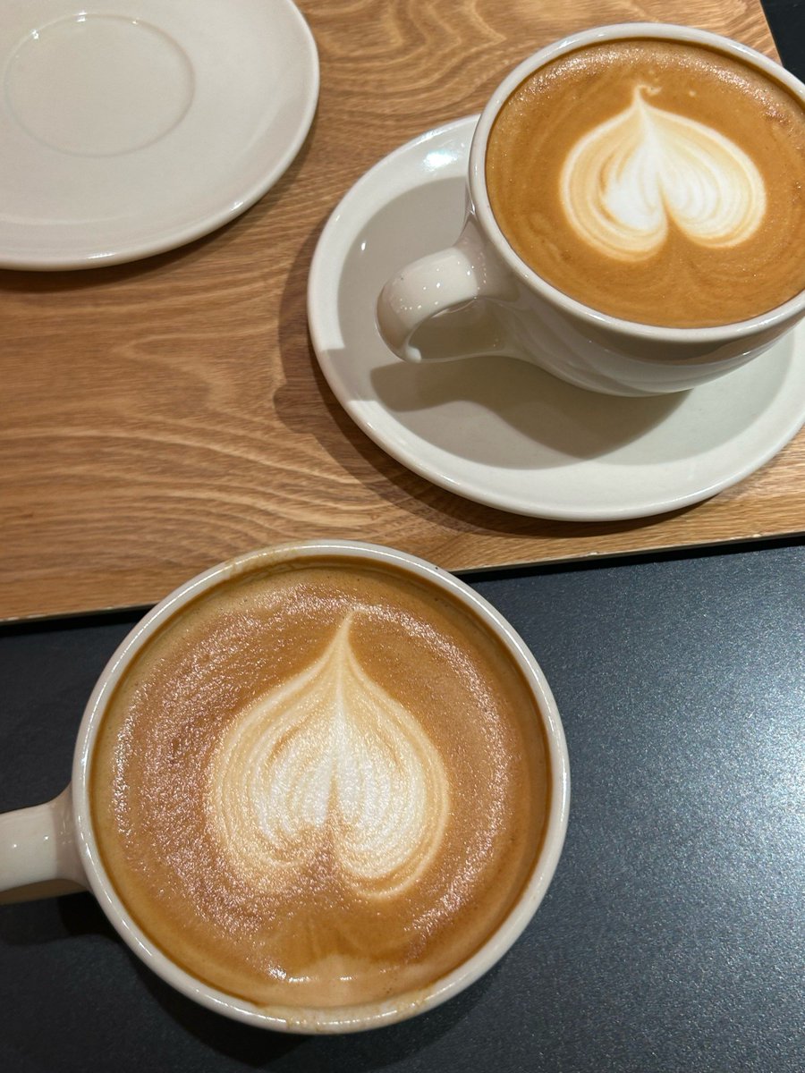 waien0220's tweet photo. [蘭幸ちゃんとカフェでお茶！今日も楽しい一日だな] https://t.co/mZAzKFRLbL
