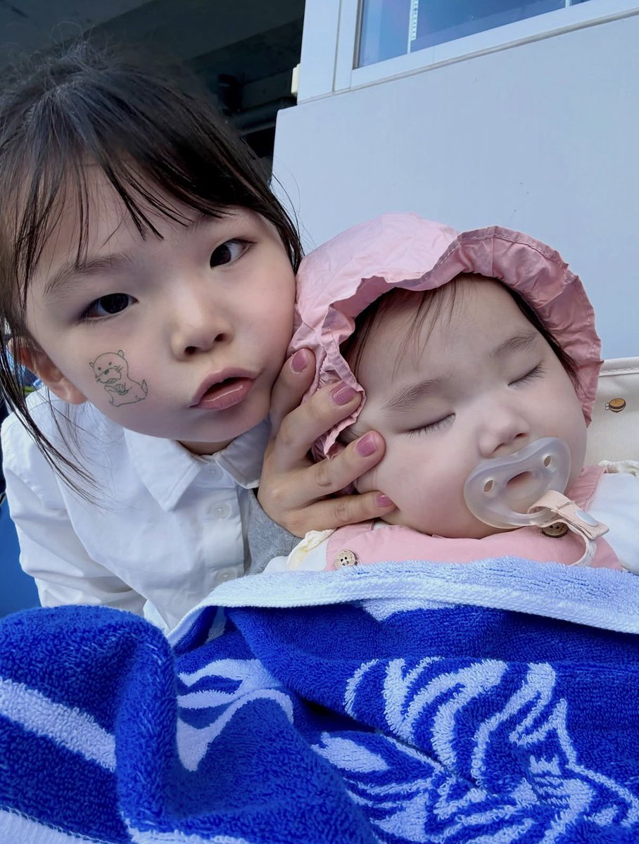 sswinssss's tweet photo. 너무너무사랑스러워.........
지유 얼굴에 전뱅이 나그려도돼여? 하고 그린 수달타투스티커 붙인거 씌앙 진짜 개귀여움 ㅜㅜㅜㅜㅜㅜㅜㅜㅜㅜㅜㅜㅜㅜㅜㅜㅜㅜㅜㅜㅜㅜㅜㅜㅜㅜㅜㅜㅜㅜㅜ https://t.co/ra3H0oqAz6