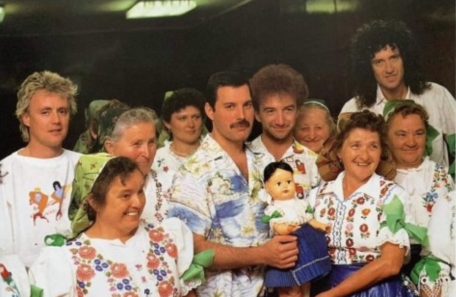fredsladygodiva's tweet photo. Queen in Budapest with the Veresegyház Women's Choir 🇭🇺❤️
#Queen #MagicTour https://t.co/Orz1x2CKaq