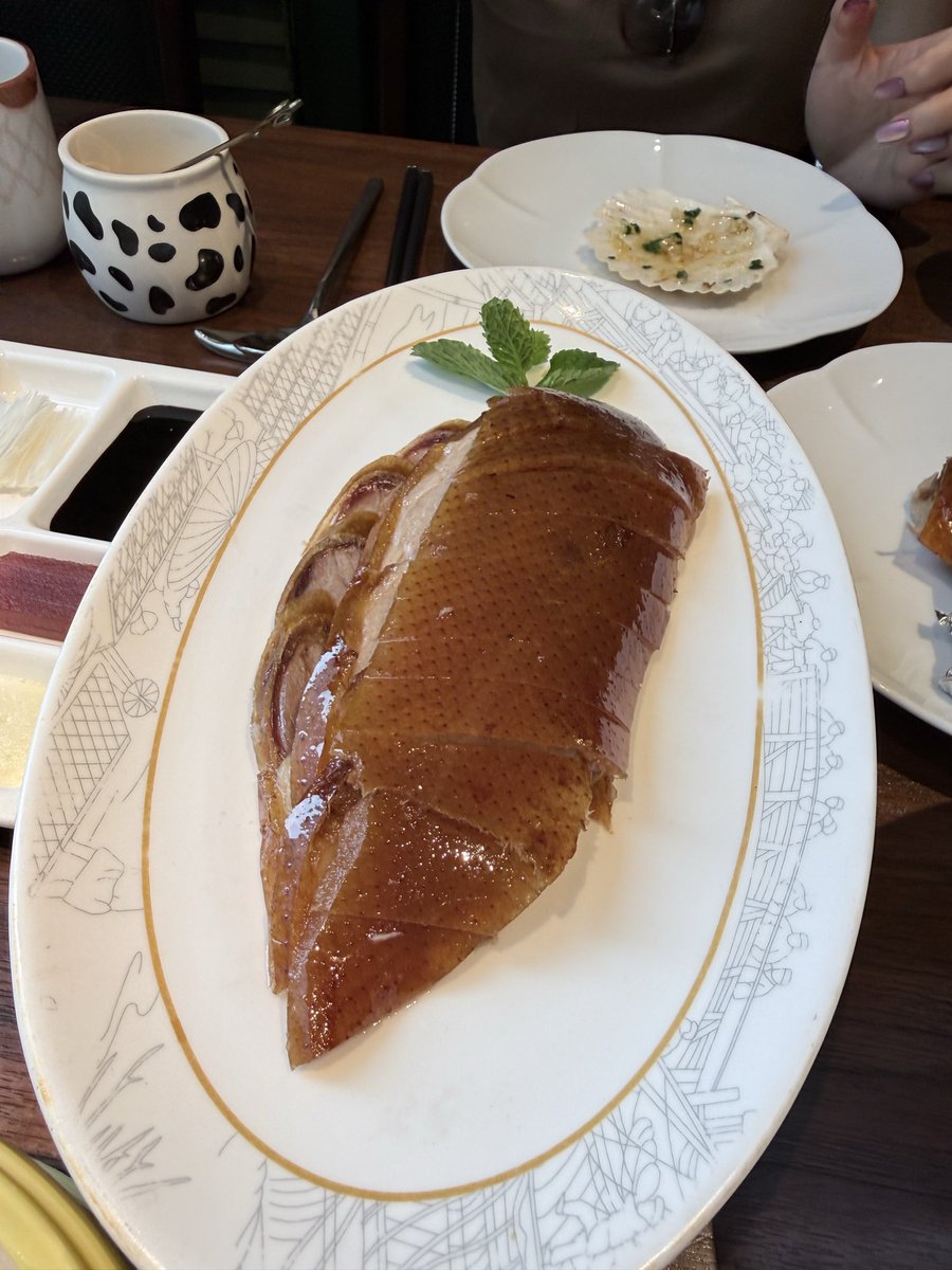 shm7721's tweet photo. これに小白菜炒め。デザートついて。北京ダックもあって150元 3750円は安いよね.
#上海 #上海ランチ #北京ダック #上海グルメ #中国グルメ #上海旅行 #ランチ
#Shanghai #PekingDuck #BeijingDuck #ShanghaiFood #ChineseCuisine
#上海 #上海美食 #上海午餐 #北京烤鸭 #烤鸭 #美食分享 #上海生活 https://t.co/iqmDUPCNtW