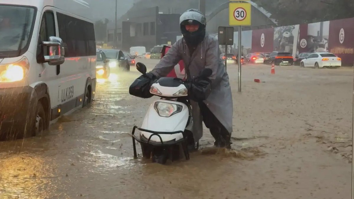 HDNER's tweet photo. Istanbul floods leave two dead, force school closures
https://t.co/6eq8hkkPYO https://t.co/Gi4G9SxPZC