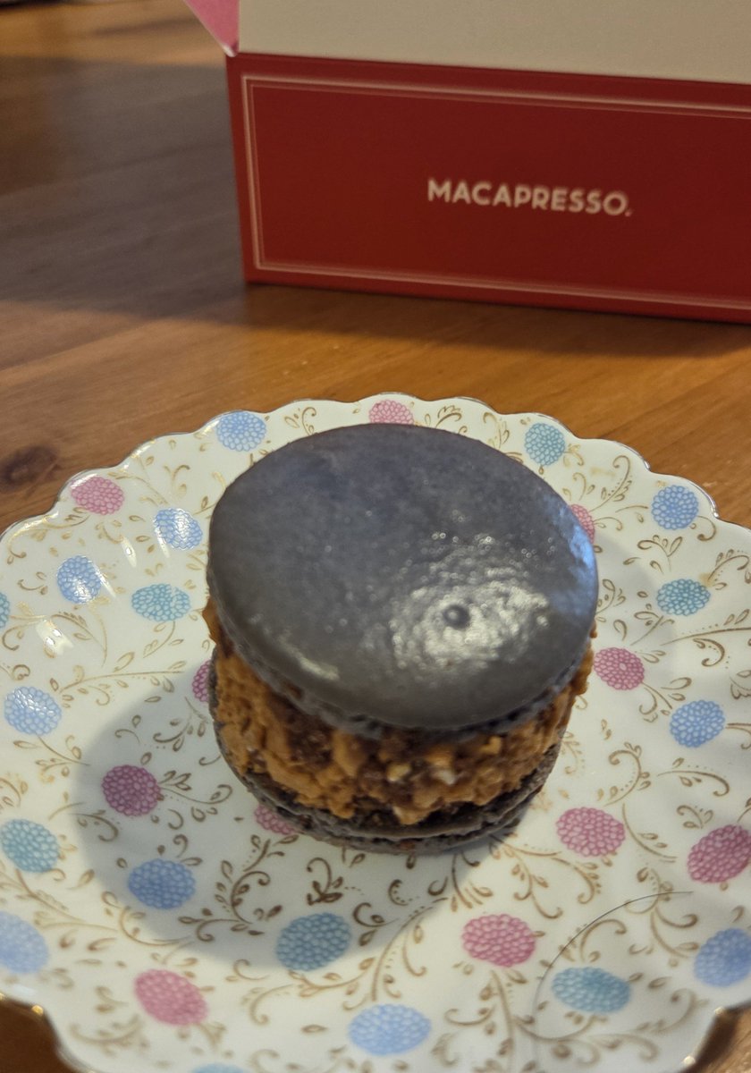 pandagnolo's tweet photo. 今日も仕事のおやつはトゥンカロン
やっぱりこのボリューム、コーヒーにピッタリなんよ
これは「デジバー(バニラクランチ)」で、中に入ってるジャムがとてもいいアクセント
☕進むわぁ……
#我部りえる
#MACAPRESSO https://t.co/K9cpq7QrWa
