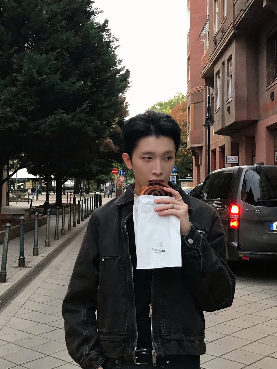 st_mmint's tweet photo. 🐺 : 굿바이 헝가리

ชอบดงยอนเลือกเสื้อผ้าไปยุโรปมาก 🥹😎 https://t.co/GFum7Qpsxy