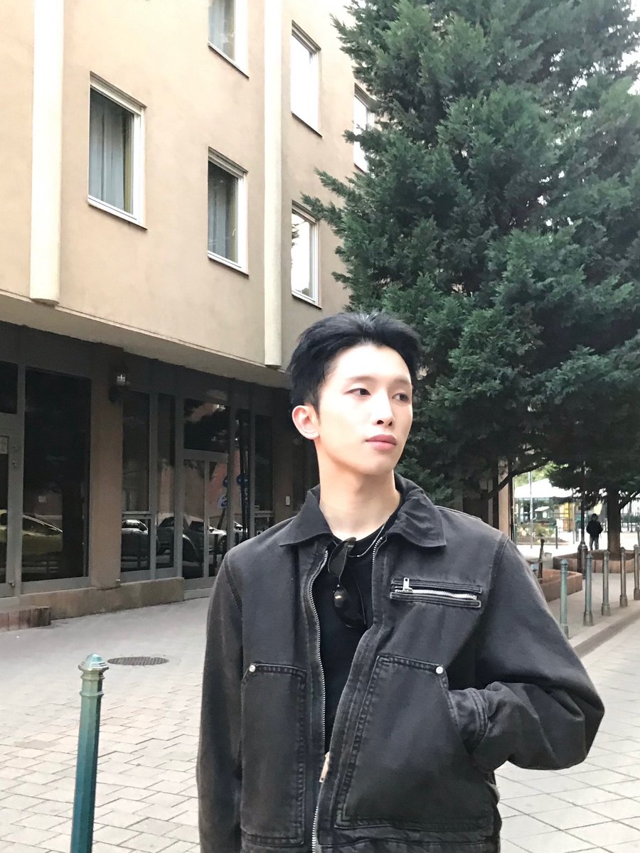 st_mmint's tweet photo. 🐺 : 굿바이 헝가리

ชอบดงยอนเลือกเสื้อผ้าไปยุโรปมาก 🥹😎 https://t.co/GFum7Qpsxy