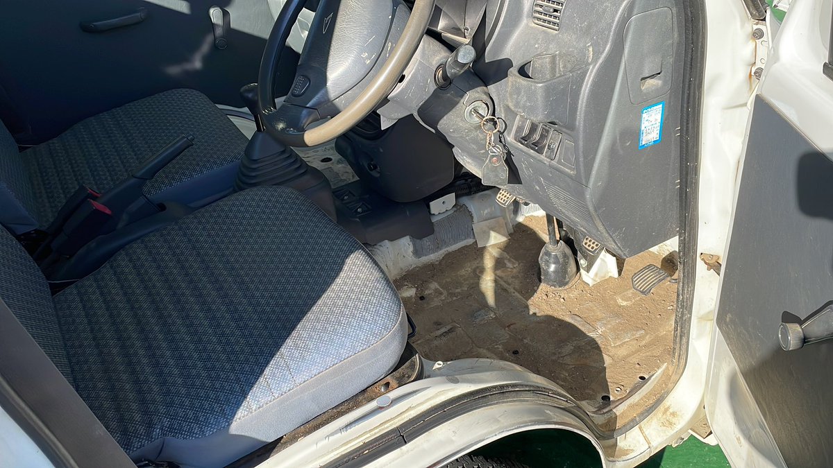 mikuniauto's tweet photo. 今日は仕入れたハイゼットトラックの展示車仕上げをやって行きます♫
車内は土まみれです https://t.co/imlRioMP2O