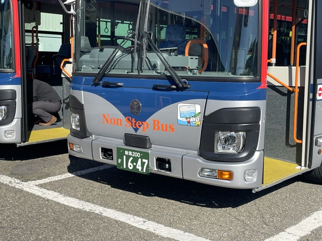 nk_kanko_bus's tweet photo. こんにちは！採用担当です。

路線バスの新車が納車されました😚‼
ピカピカの車体を見ると、やはりワクワクします😊
今後、本社営業所と新発田営業所で活躍します🚍✨
この新しいバスに乗ることを目的に、お出かけしてみるのはいかがでしょうか🤗？

＃新車の香り
#パンダみたい
#社長も興味津々 https://t.co/NBGuh8azxG
