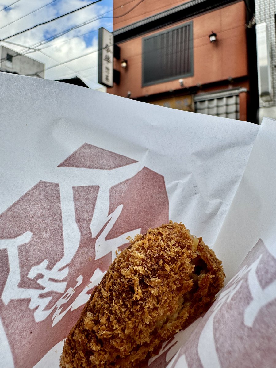 atmsphrca's tweet photo. 今半のすきやきコロッケ美味しい、税込248円で贅沢な味だ https://t.co/uVqjfjBQtZ