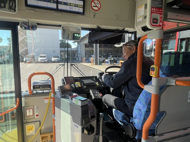nk_kanko_bus's tweet photo. こんにちは！採用担当です。

路線バスの新車が納車されました😚‼
ピカピカの車体を見ると、やはりワクワクします😊
今後、本社営業所と新発田営業所で活躍します🚍✨
この新しいバスに乗ることを目的に、お出かけしてみるのはいかがでしょうか🤗？

＃新車の香り
#パンダみたい
#社長も興味津々 https://t.co/NBGuh8azxG