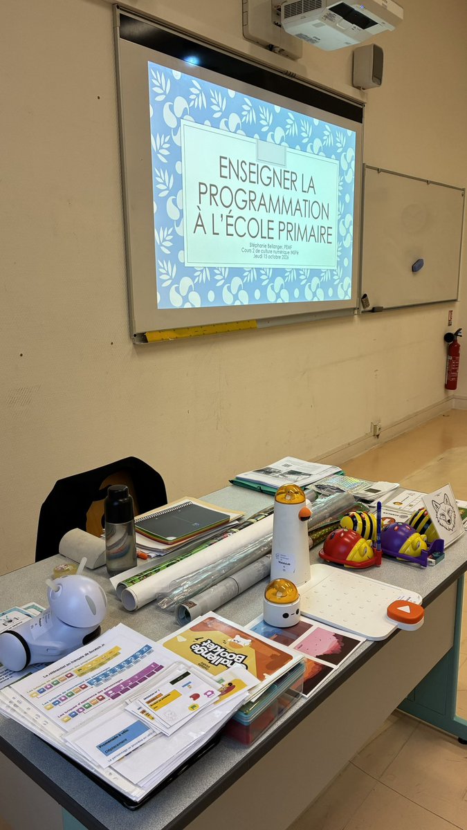 S_Bella74's tweet photo. Deuxième cours ce matin avec les étudiants en M1 : #programmation avec les divers robots/ automates: plus-value, gestes pro, projets @Inspe_Nice @AcademieNice #Numérique https://t.co/s7Dj4e1xxH