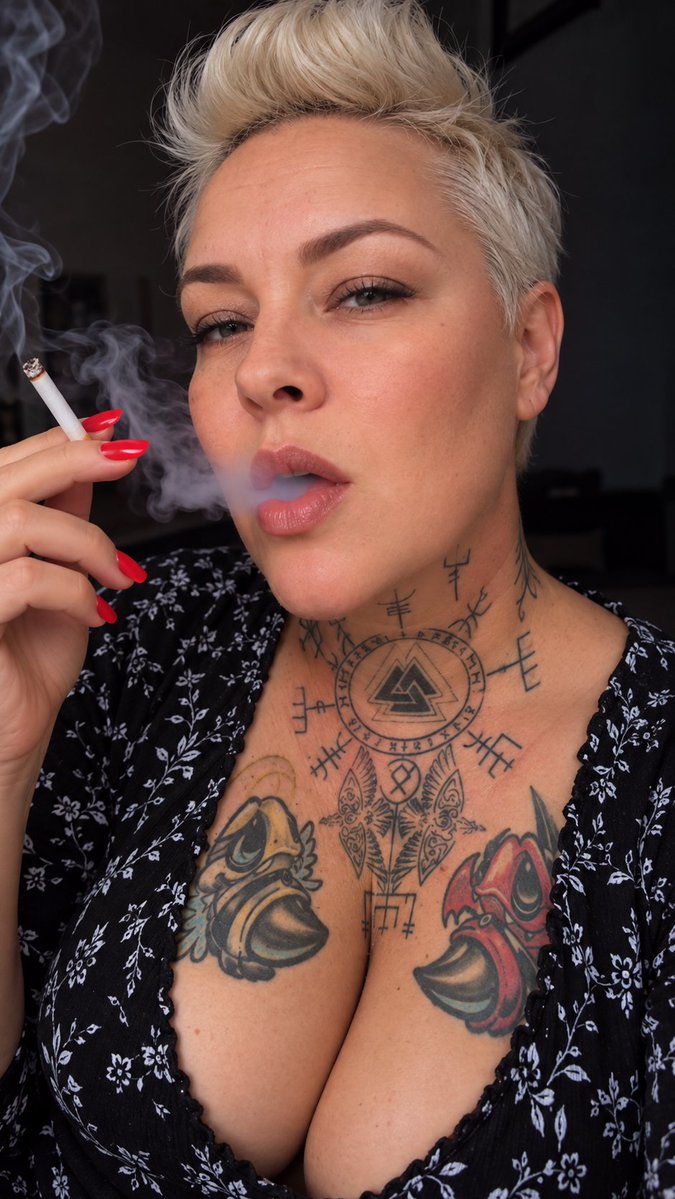 Klara_goddess01's tweet photo. 💋 Dein Blick gehört mir. Dein Geld erst recht. 💸🔥 Tattoos, Rauch und pure Dominanz – ich setze die Regeln. Du zahlst, ich genieße. 💎 Zeig mir, dass du es ernst meinst. Jetzt Tribut senden! 👑#SMOKE3 #findom https://t.co/YUMtymJLa0