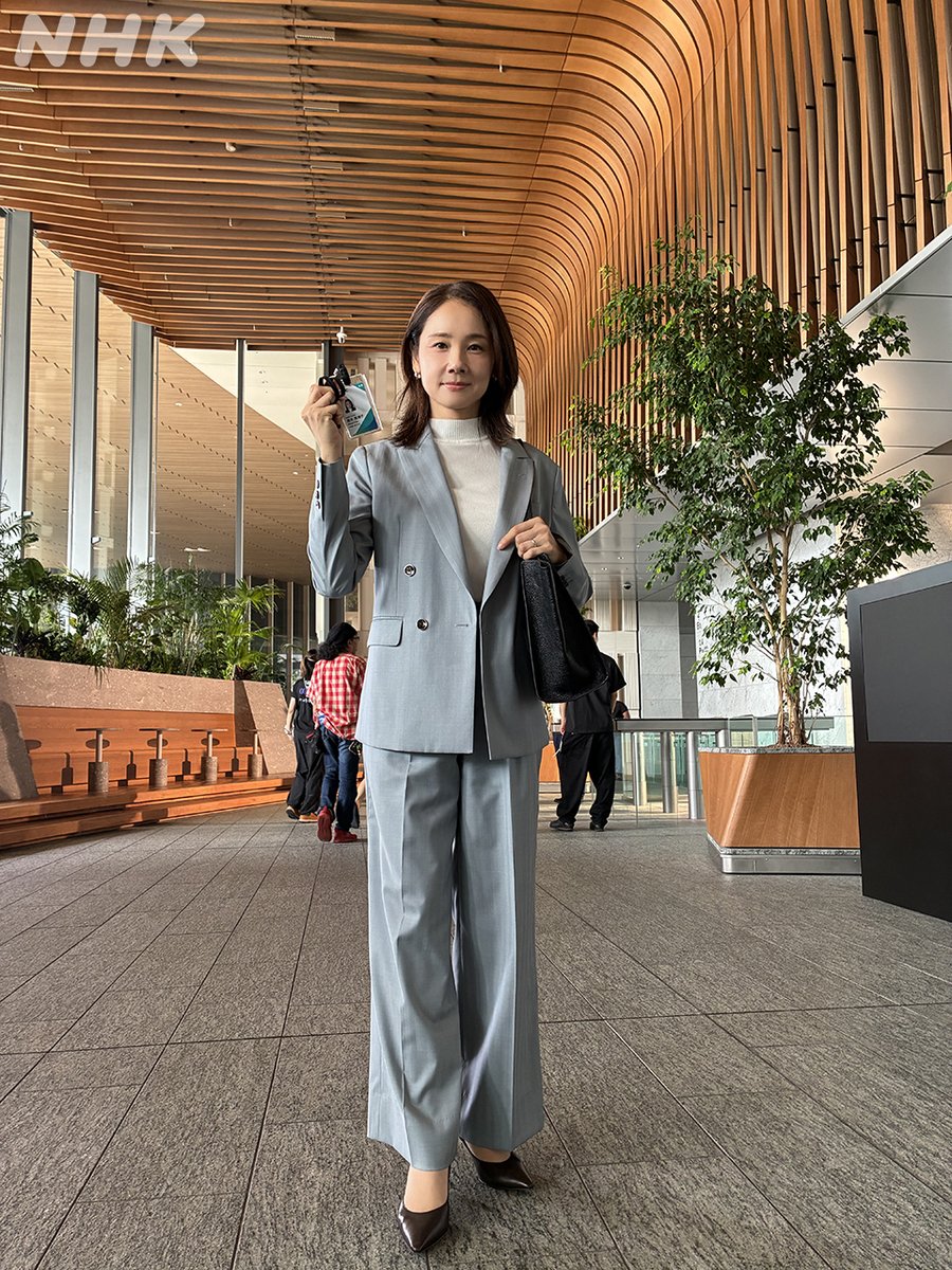 nhk_dramas's tweet photo. ドラマ10【#会社員🏢】
[総合]毎週火曜夜10時

˗ˏˋ 業務の合間にちょっと一息📸 ˊˎ˗

◎ファーストシーンの英理子さん
◎同じポーズの仲良し夫婦ショット

第1回見逃し配信中☟
https://t.co/jNZlCNMnyF

本日深夜の再放送も✔️
10/16(金)[総合]午前0:35～1:20　※本日深夜

吉田羊 田中直樹 https://t.co/ww24psNCS9