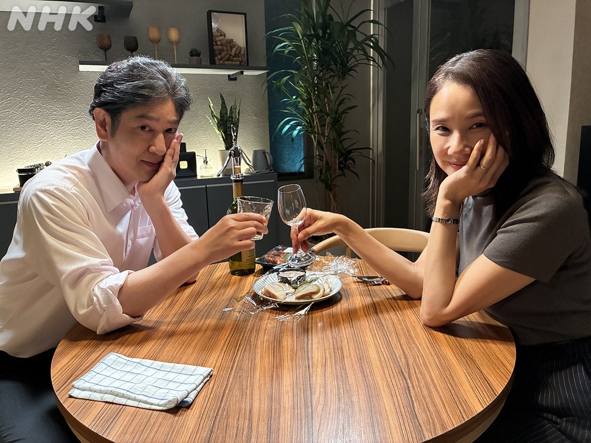 nhk_dramas's tweet photo. ドラマ10【#会社員🏢】
[総合]毎週火曜夜10時

˗ˏˋ 業務の合間にちょっと一息📸 ˊˎ˗

◎ファーストシーンの英理子さん
◎同じポーズの仲良し夫婦ショット

第1回見逃し配信中☟
https://t.co/jNZlCNMnyF

本日深夜の再放送も✔️
10/16(金)[総合]午前0:35～1:20　※本日深夜

吉田羊 田中直樹 https://t.co/ww24psNCS9