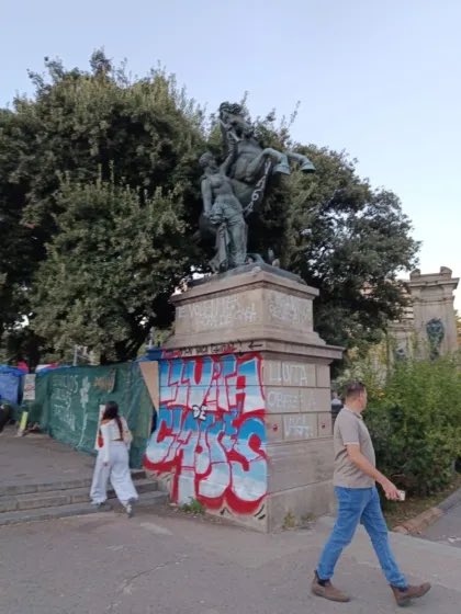 josepalay's tweet photo. L’Ajuntament de Barcelona de @jaumecollboni tolera que es vandalitzin impunement les escultures de la Plaça de Catalunya inclosa la del President Francesc Macià. Ja n’hi ha prou, quina vergonya! https://t.co/8LzlzV4kPc